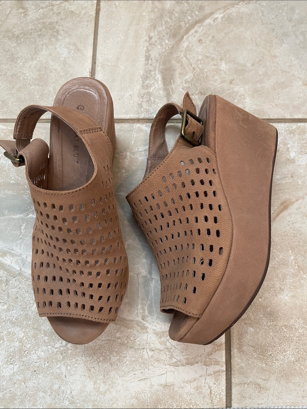 Chocolat Blu Wala Sandal Platform Perforated Slingback Wedge 6 Suede